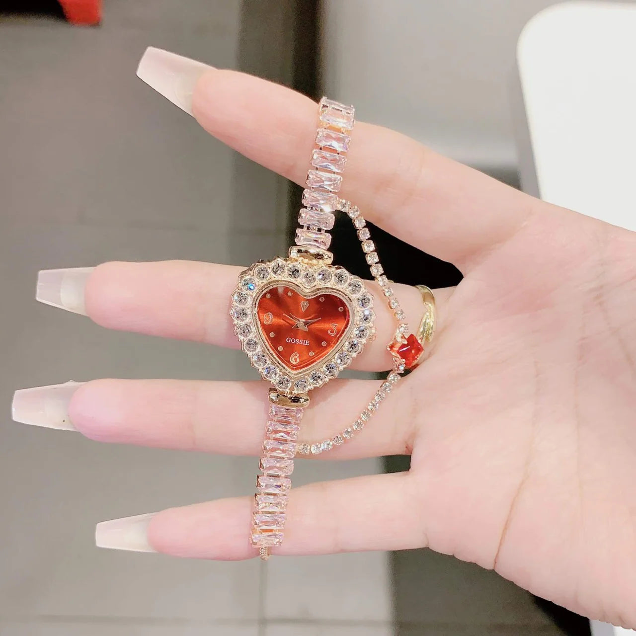 Женские часы с бриллиантами в форме сердца