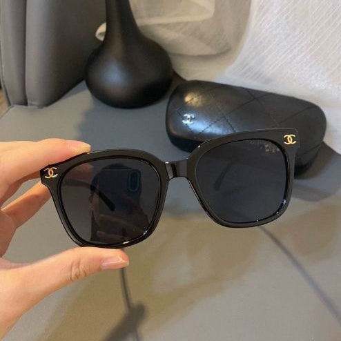 Солнцезащитные очки Chanel