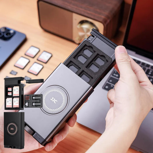 SD-картридер и накопитель черного цвета