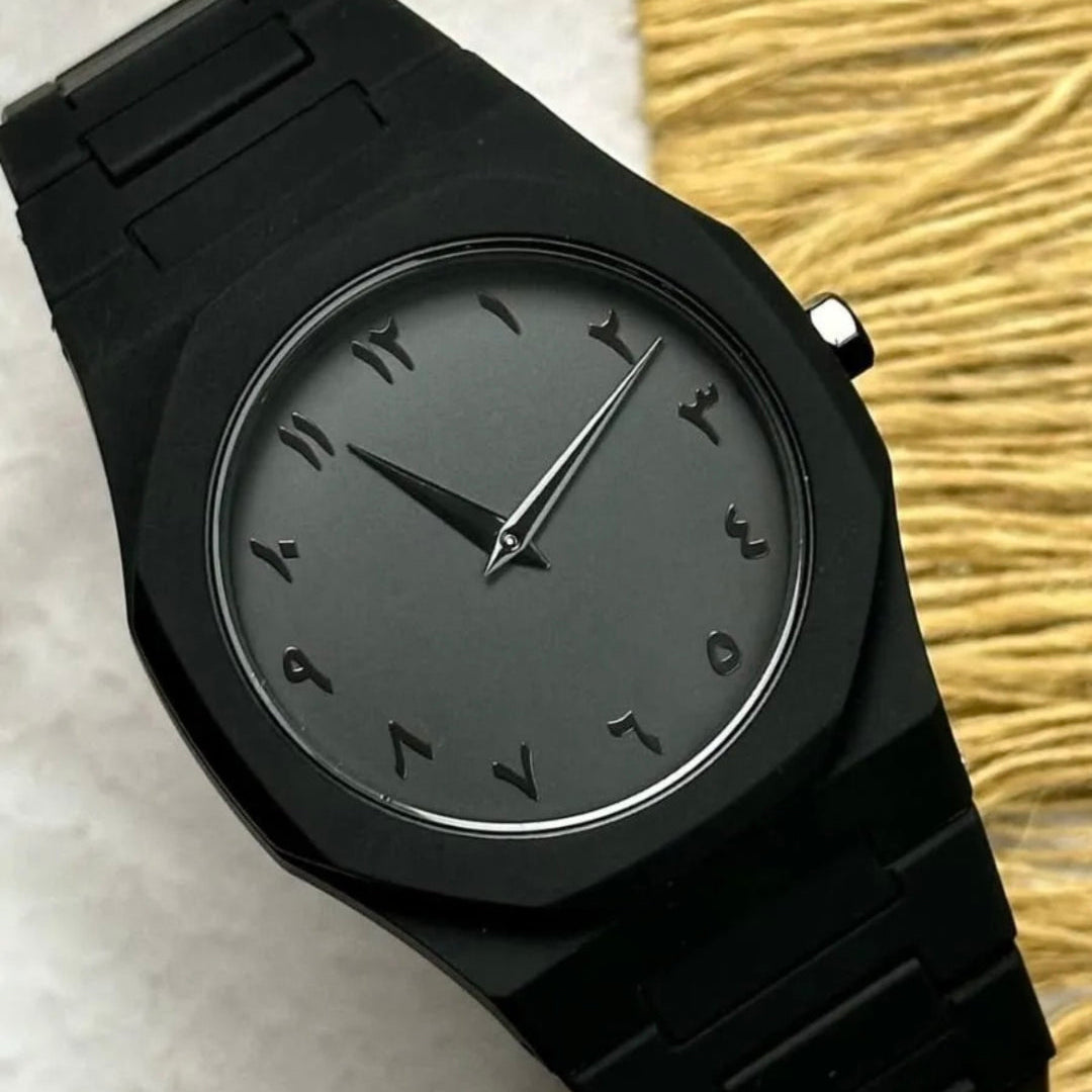 Чёрные часы с арабскими цифрами