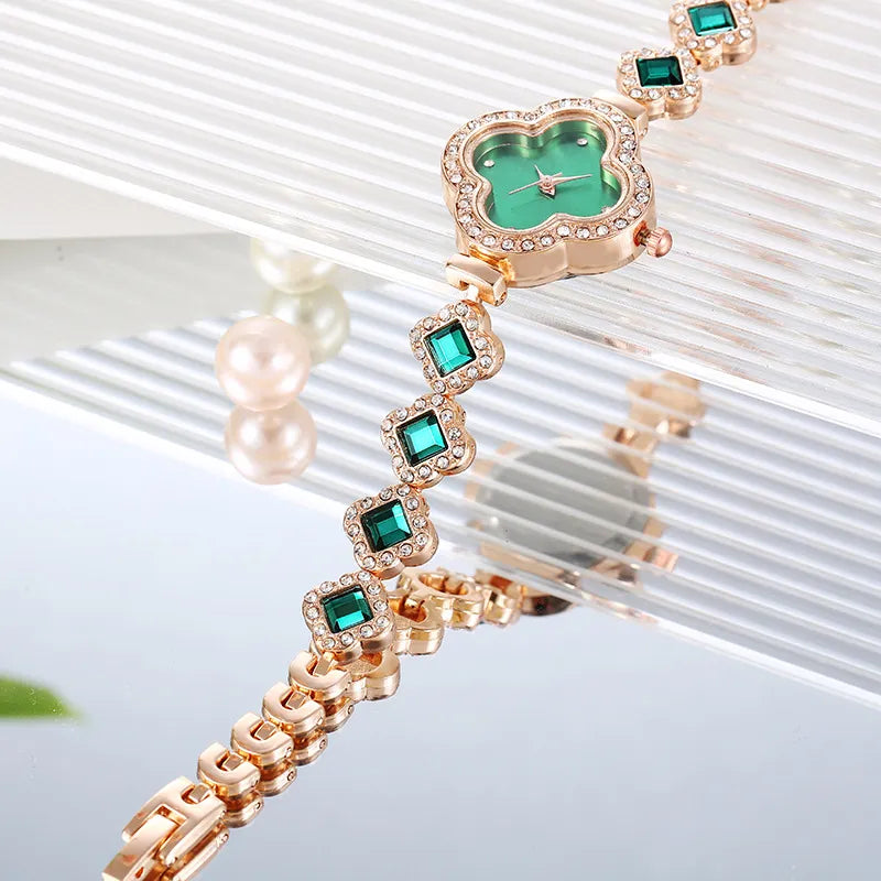 Женские часы с лепестками четырёхлистного клевера