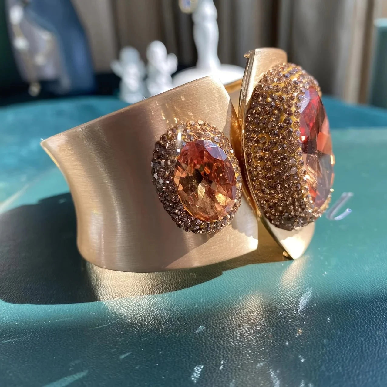 Большой браслет с султанитом созданный для женщин